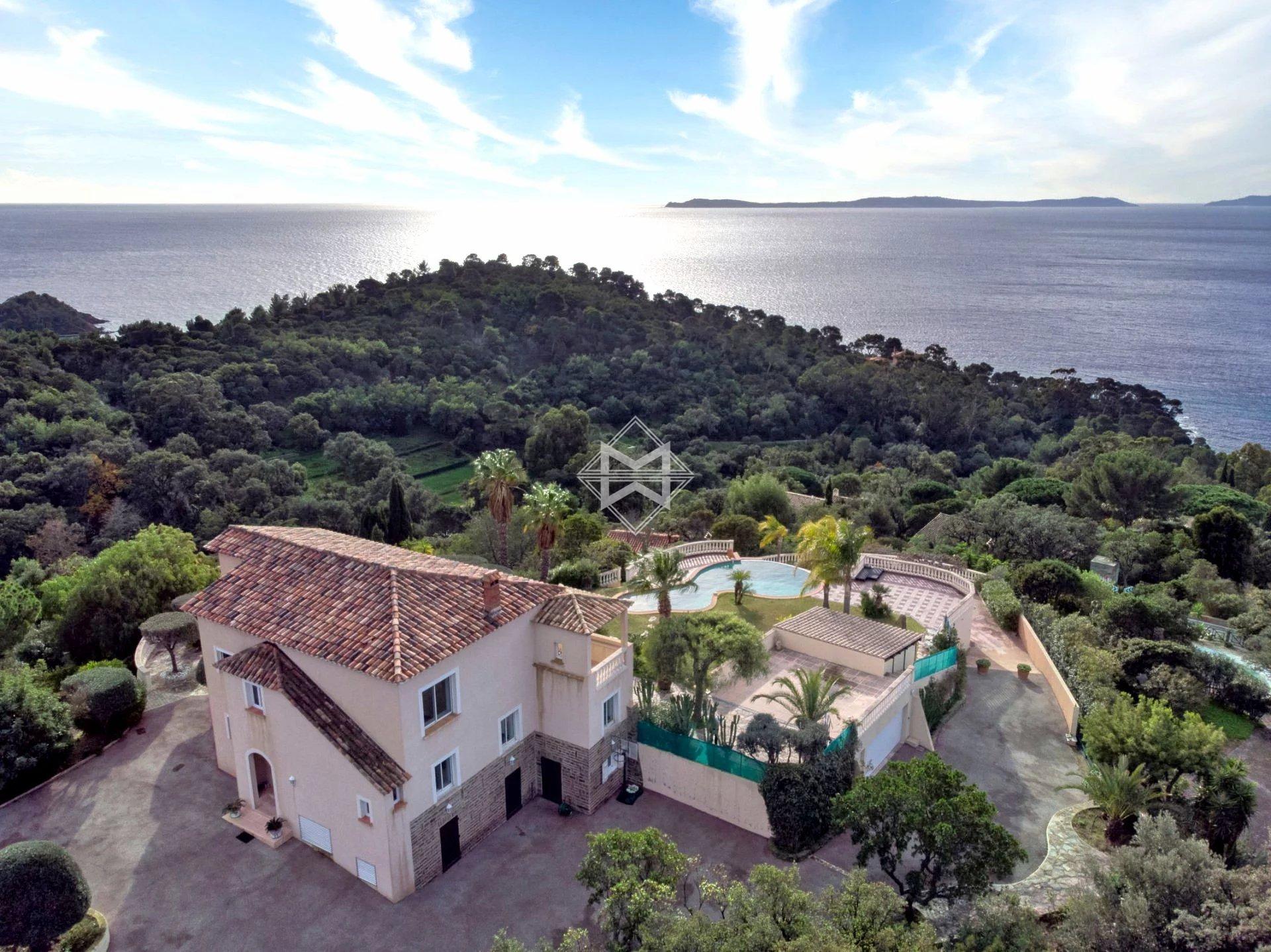 Vente Villa Rayol-Canadel-sur-Mer - 5 Chambres - Mer . Réf 8954
